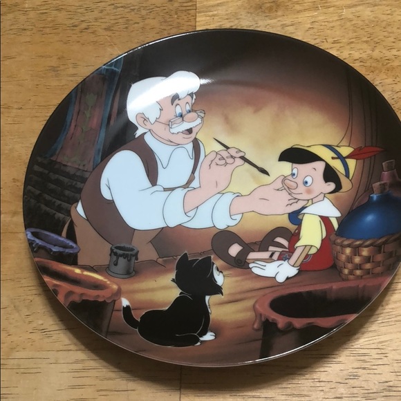 Geppetto creates Pinocchio from 1989 plate - Picture 1 of 4